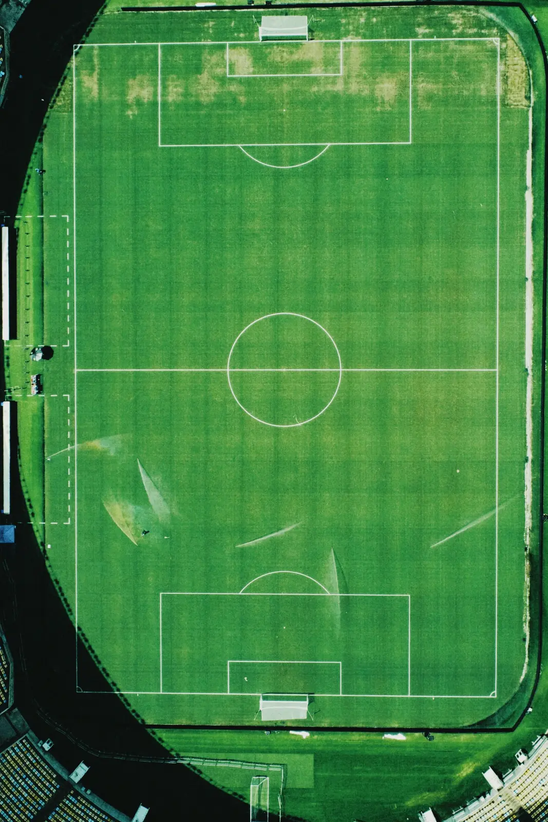 Campo de futebol visto de cima, representação visual de equilíbrio e planejamento