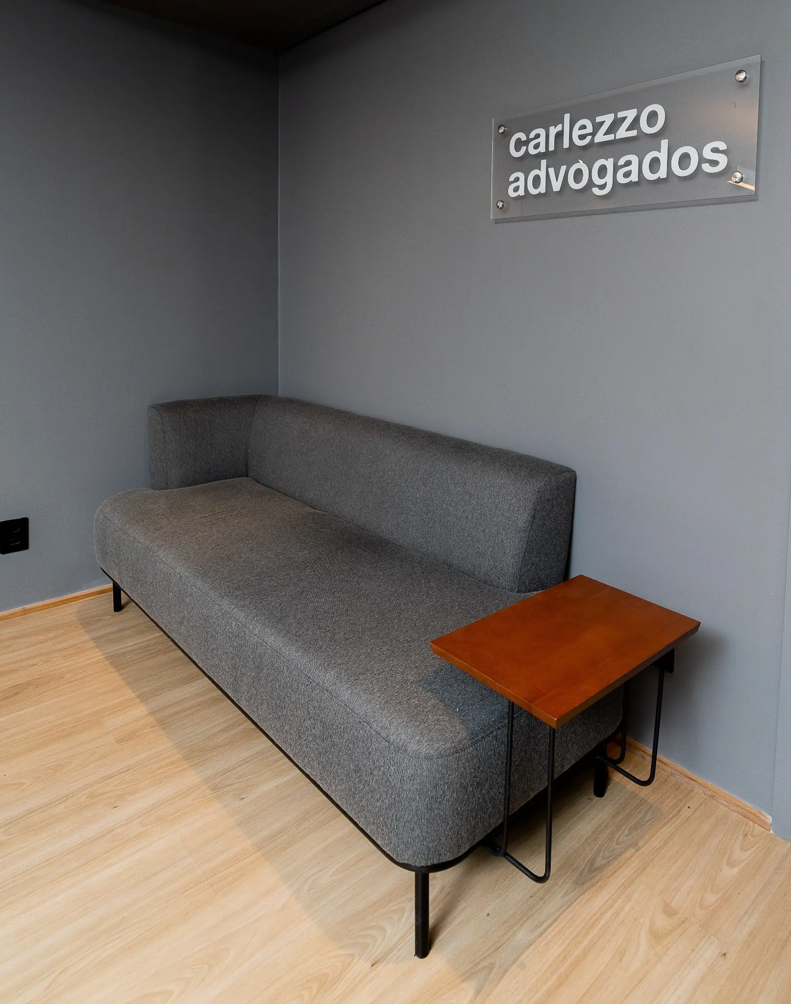 Carlezzo Advogados sign at reception