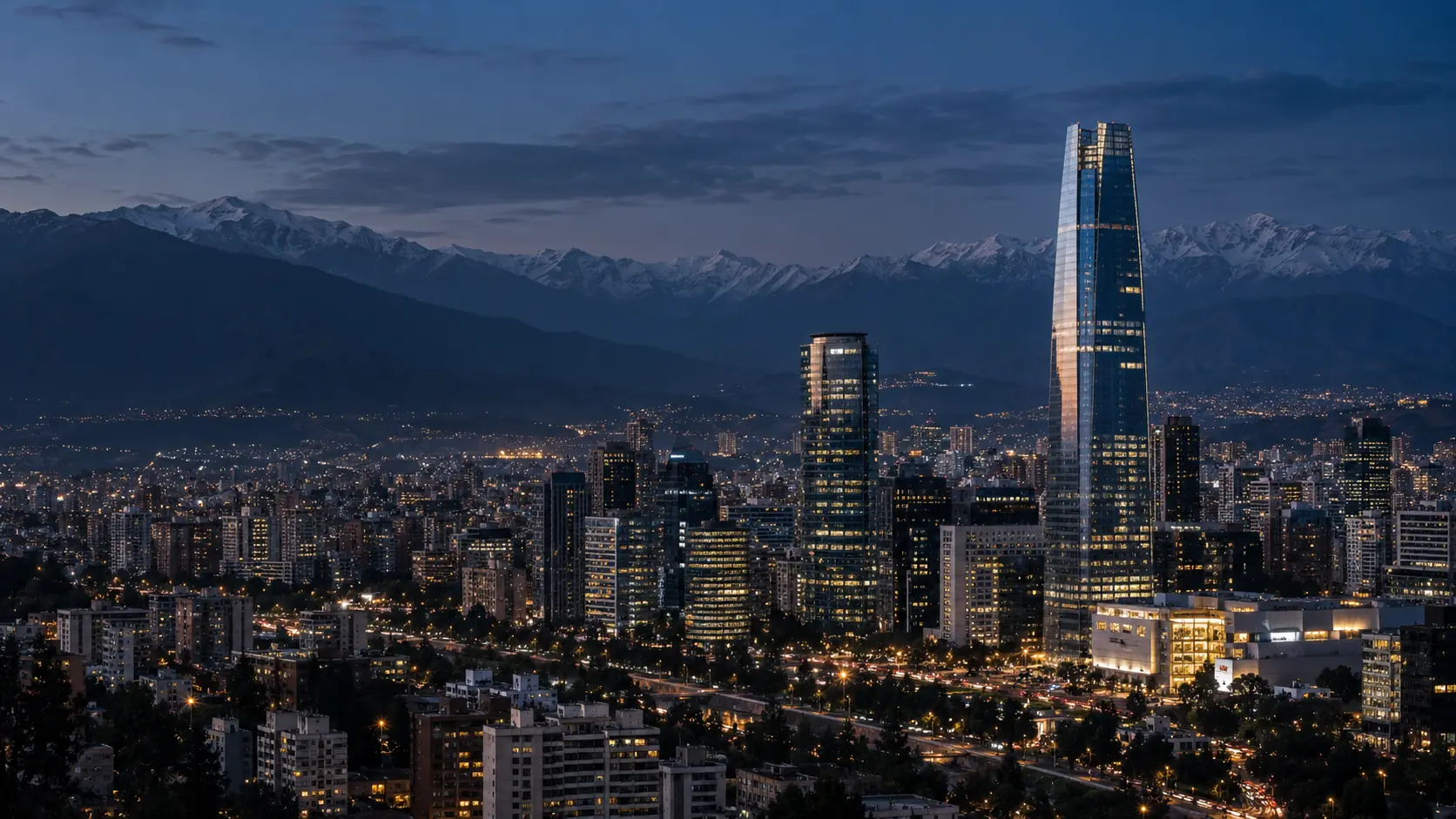 Santiago do Chile ao anoitecer, diante da Cordilheira dos Andes